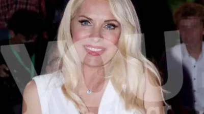 Με φούξια crop top και καυτό σορτσάκι - Η Ελένη Μενεγάκη για μπάνιο στην παραλία του Όναρ