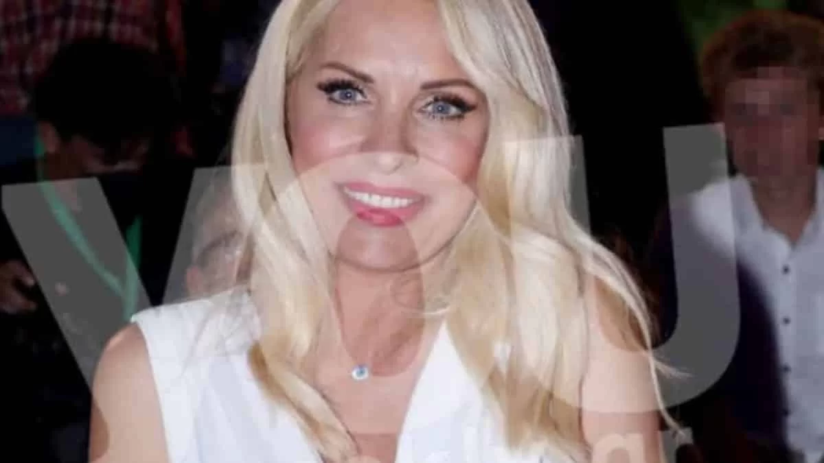 Με φούξια crop top και καυτό σορτσάκι - Η Ελένη Μενεγάκη για μπάνιο στην παραλία του Όναρ