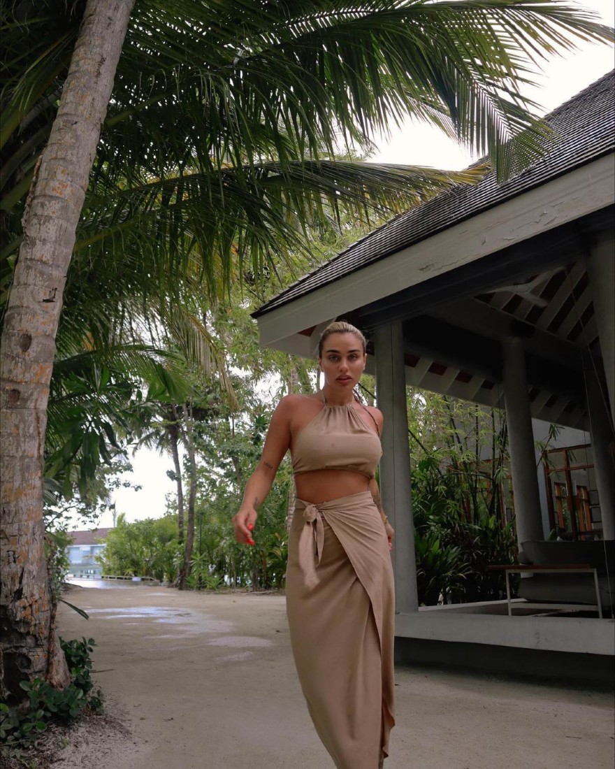 Η Κόνι Μεταξά φανερά μαυρισμένη κατά τη διαμονή της στις Μαλδίβες