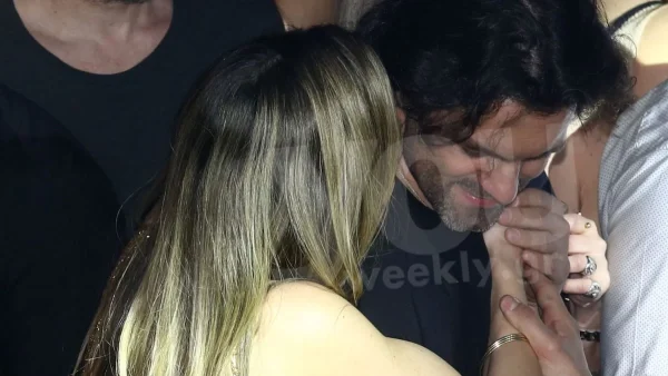 Διαχυτικοί για πρώτη φορά στα σοκάκια της Μυκόνου - Βίντεο από βραδινή έξοδο της Αθηνάς Οικονομάκου και του Φίλιππου Μιχόπουλου