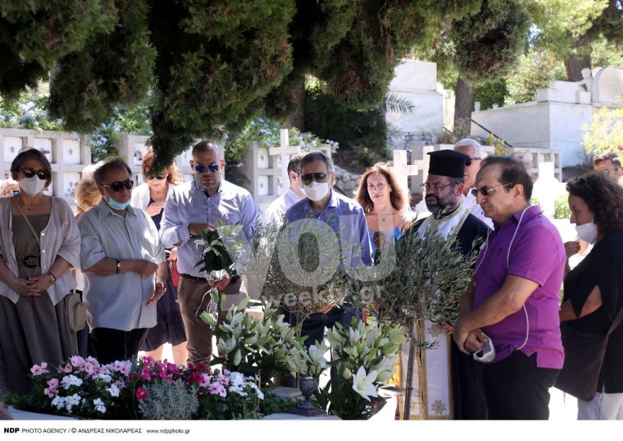 Φωτογραφίες από τον τάφο της Αλίκης Βουγιουκλάκη στο μνημόσυνο για τα γενέθλιά της