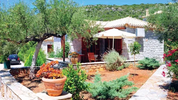 Καρδαμύλη τον Αύγουστο; Πρώτες σε ζήτηση οι πέτρινες ενοικιαζόμενες κατοικίες "Μούσες"