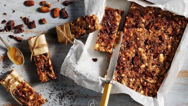 Τις φτιάχνεις σε 5 λεπτά και σε χορταίνουν φουλ - Πεντανόστιμες μπάρες δημητριακών χωρίς ίχνος ζάχαρης