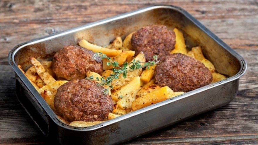 Ζουμερά μπιφτέκια έτοιμα σε 15 λεπτά με λίγες θερμίδες