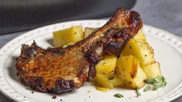 Το λάθος που κάνουμε όλοι στο ψήσιμο της μπριζόλας: Πώς να βγαίνουν ζουμερές και όχι "πέτρα"