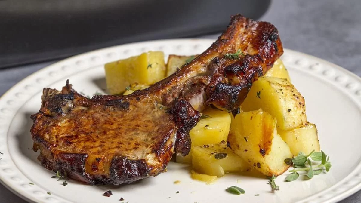 Το λάθος που κάνουμε όλοι στο ψήσιμο της μπριζόλας: Πώς να βγαίνουν ζουμερές και όχι "πέτρα"