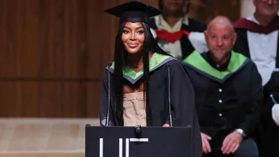 Επίτιμη διδάκτωρ η Ναόμι Κάμπελ για την προσφορά της στη μόδα - Τι φόρεσε;