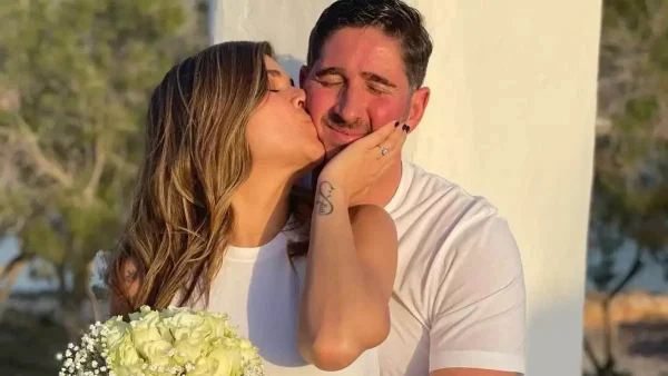 Χέρι χέρι στα στενά της Μυκόνου - Αχώριστη η Νεσχάν Μουλαζίμ με τον σύντροφό της στη Μύκονο