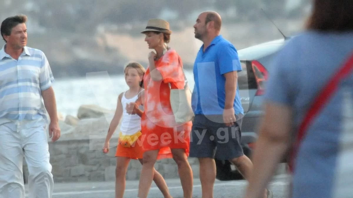 Χαλαρή σε πισίνα στην Αντίπαρο η πρωταγωνίστρια της ταινίας "Γάμος αλά ελληνικα" - Στο πλευρό της ο άντρας και το παιδί της