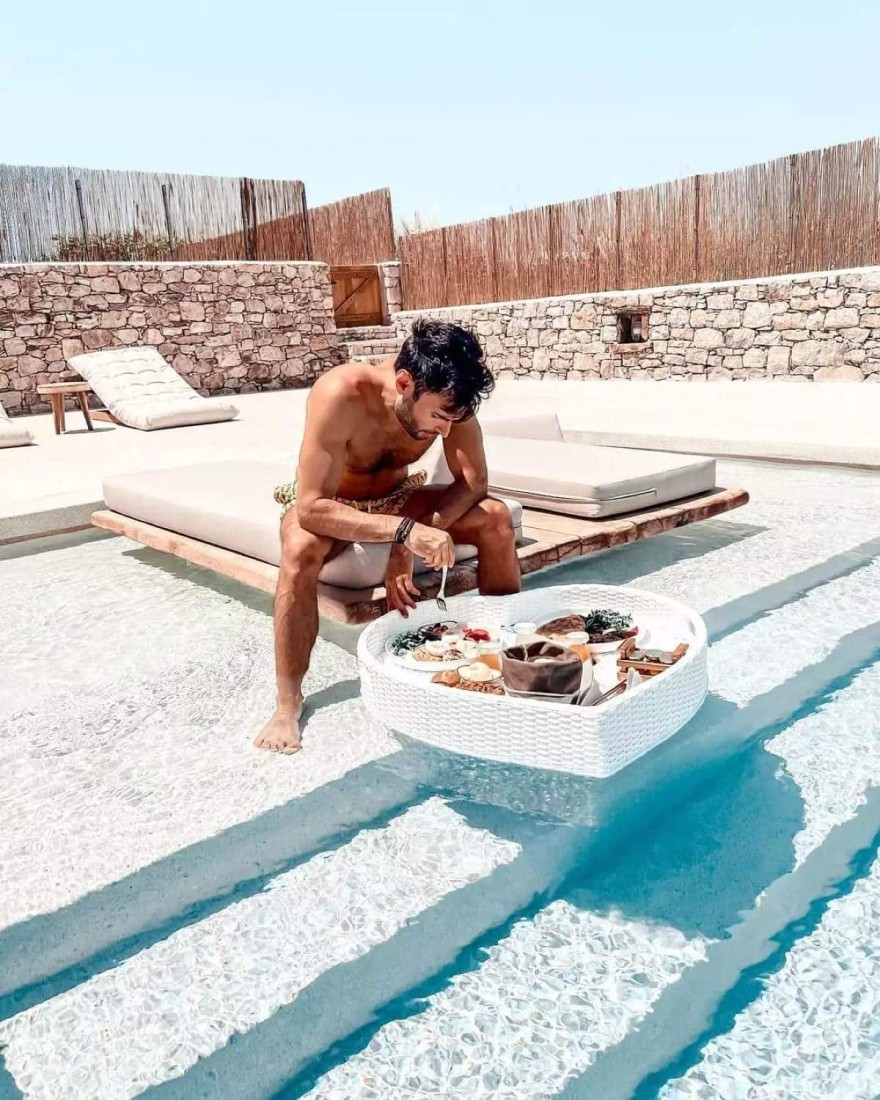 Ο Νικήτας Νομικός για μπάνιο σε πισίνα