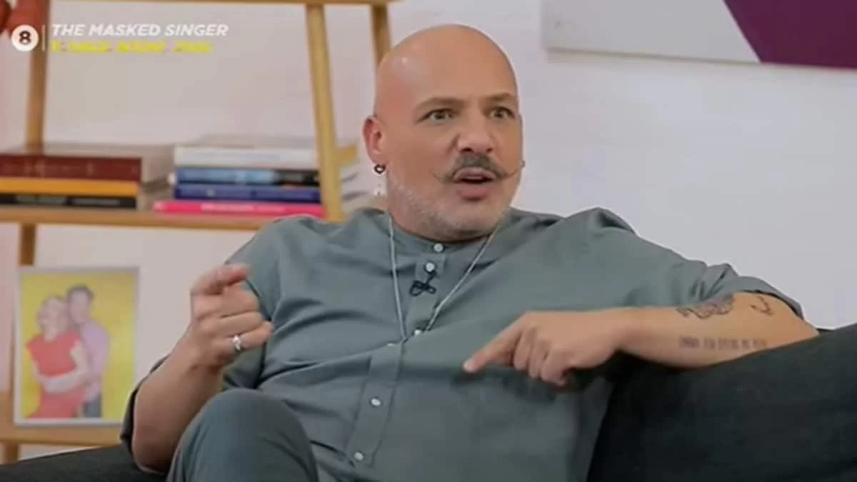 «Θυμάμαι τη βραδιά που φιλήθηκα με ένα αγόρι είχα...» - Η σπάνια εξομολόγηση του Νίκου Μουτσινά