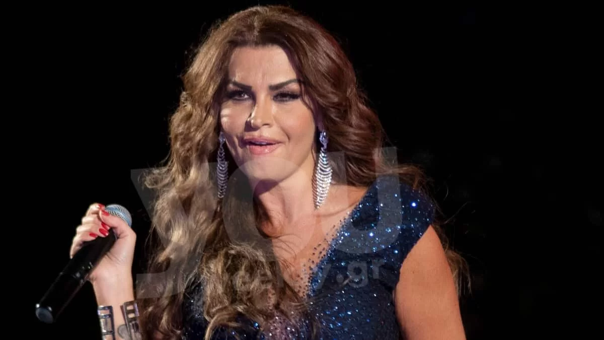 Με ένα τριαντάφυλλο στο χέρι σε ταβερνάκι στο Πόρτο Χέλι - Η αρετουσάριστη πλευρά της Νίνας Λοτσάρη