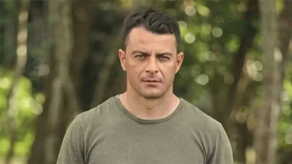 ''Έριξε'' το instagram o «Ντάνος» - To βίντεο όπου εξερευνά ημίγυμνος τη σπηλιά του στη Σκιάθο