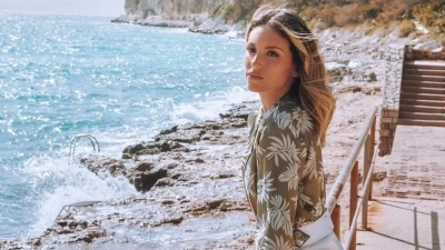 Με θαλασσί μαγιό που έδενε στην κοιλιά - ''Αναστέναξε'' η παραλία της Μυκόνου με την Αθηνά Οικονομάκου