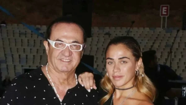 Έμεινε μισός - Φανερά αδυνατισμένος ο Λευτέρης Πανταζής στον γάμο της Κόνι Μεταξά