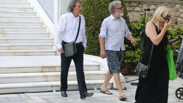 Προεδρικό Μέγαρο: Το αιχμηρό σχόλιο του Πορτοσάλτε και η πραγματική ταυτότητα του άνδρα που πήγε με βερμούδα και σαγιονάρες