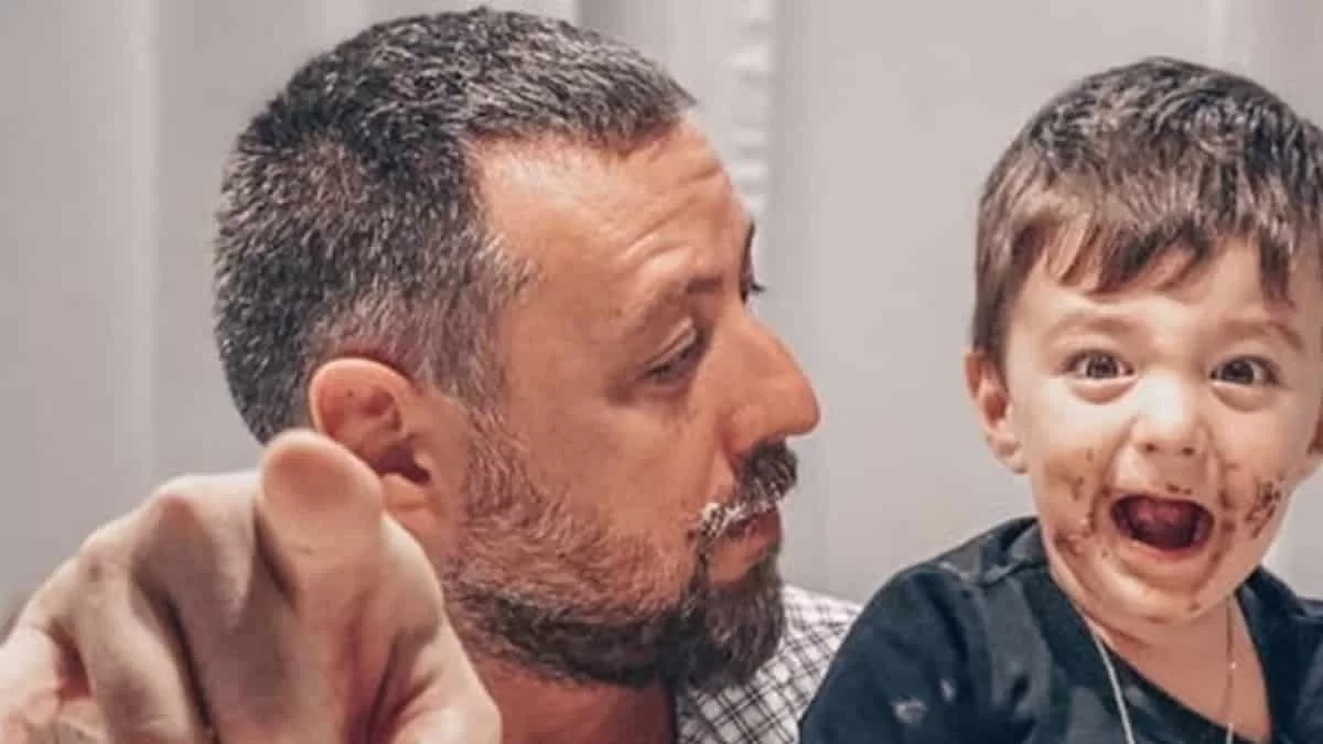 «Ασήκωτα τα οικογενειακά βάρη» - Η ξεκαρδιστική ανάρτηση του Μάνου Παπαγιάννη με το γιο του