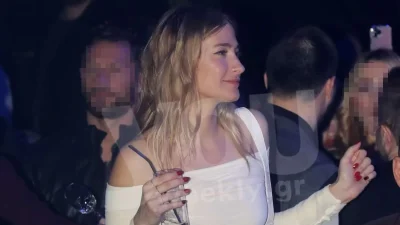 Ημίγυμνη στη Σίφνο η Ισμήνη Παπαβλασοπούλου - Με θέα το απέραντο γαλάζιο του νησιού