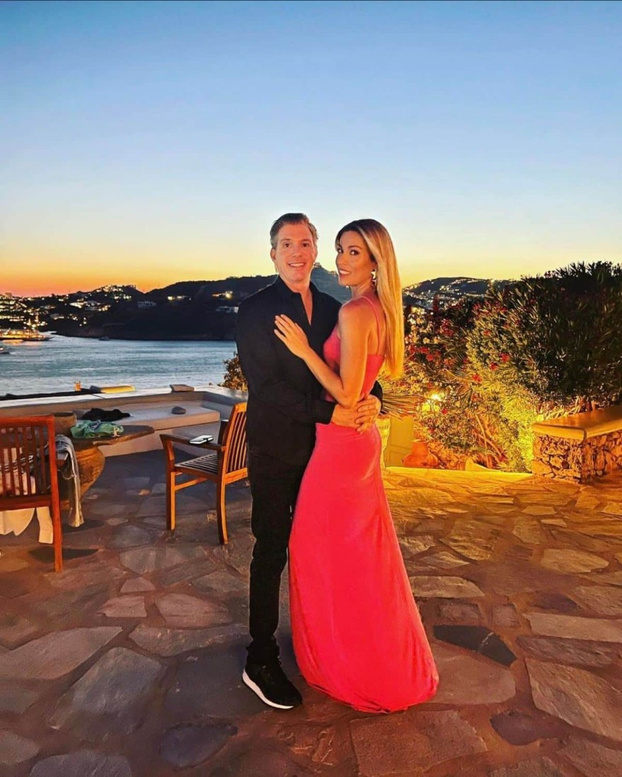 Η Μαριέττα Χρουσαλά με τον Λέων Πατίτσα κάτω από το ηλιοβασίλεμα