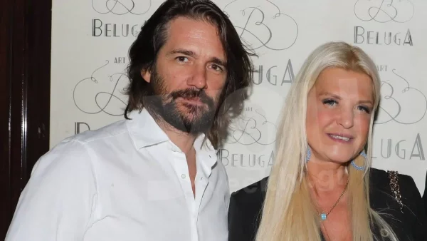 Η Μαρίνα με μπλε μίνι φόρεμα κα ο Βλάσης στα λευκά - Η δημόσια έξοδος Πατούλη και Χολέβα στην Μύκονο