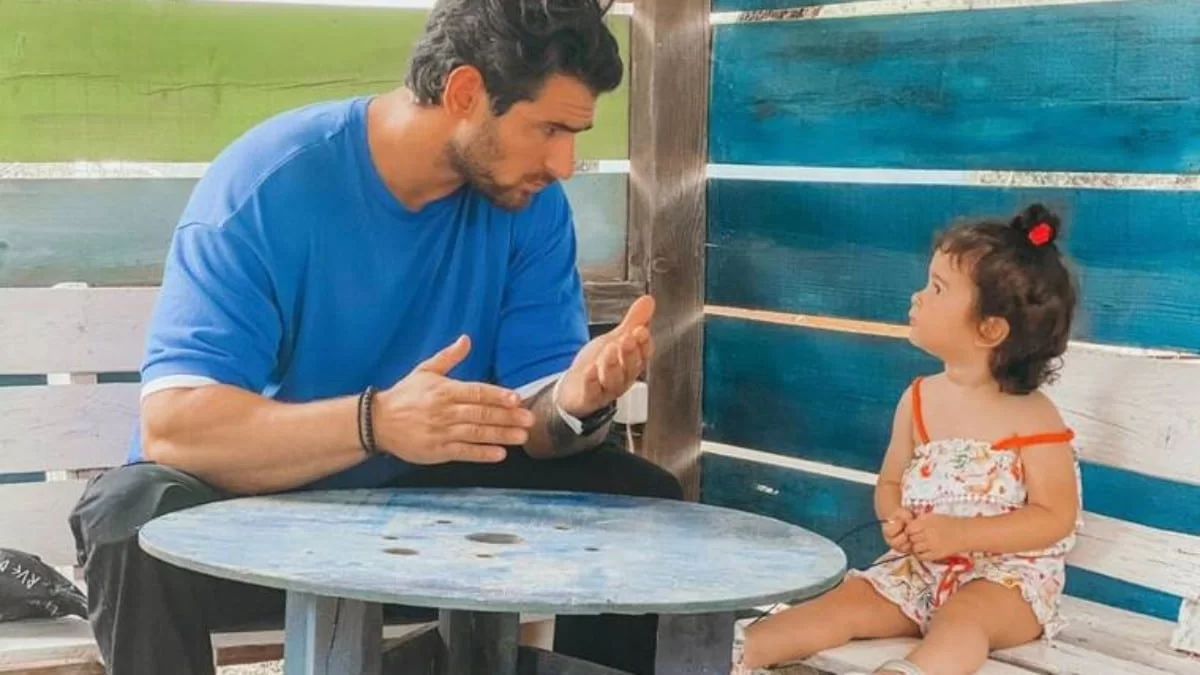 Ετεοκλής Παύλου: Πατέρας και κόρη σε άκρως τρυφερές στιγμές - Το απολαυστικό βίντεο με την μικρή Μελίτα