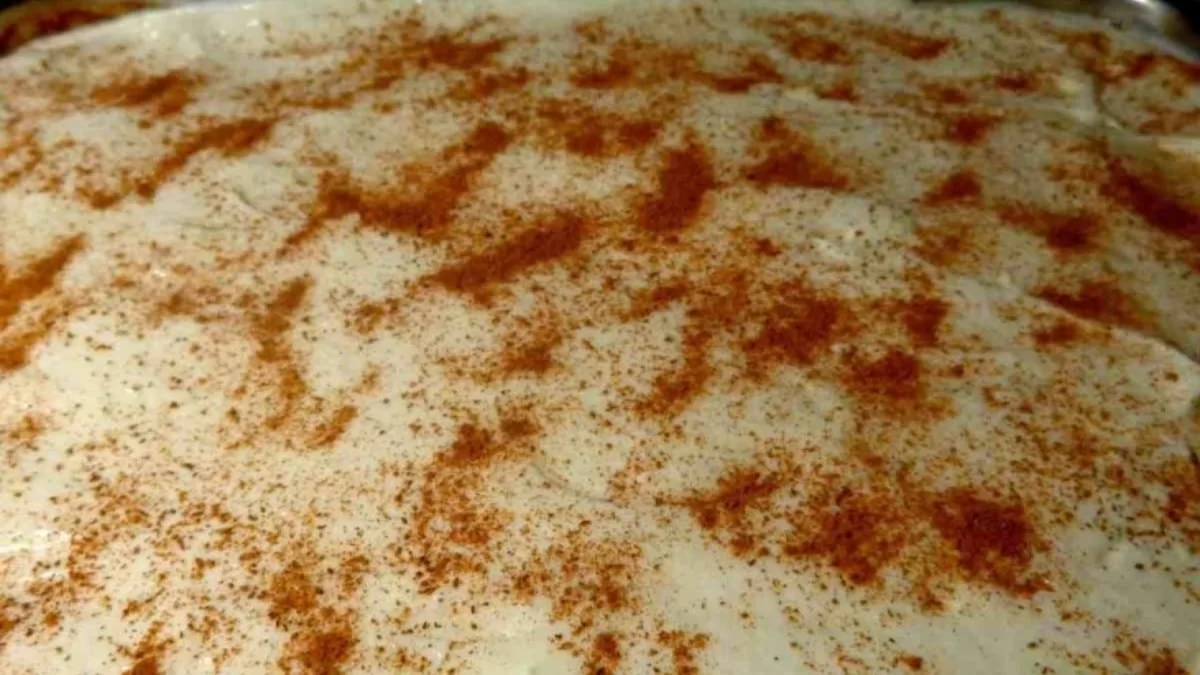 Έκρηξη γεύσεων στο στόμα: Πολίτικο γλυκό ψυγείου με μαστίχα και πασπαλισμένη κανέλα