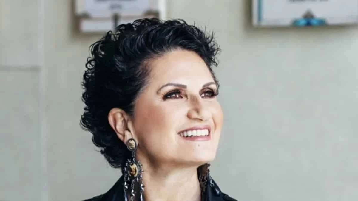 Πάνω σε σερφ σε παραλία των Κυκλάδων - Η Άλκηστις Πρωτοψάλτη δαμάζει τα κύματα