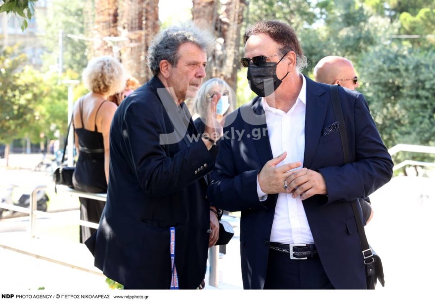 Ο Χάρης Ρώμας στην κηδεία της Ελένης Σμαραγδή