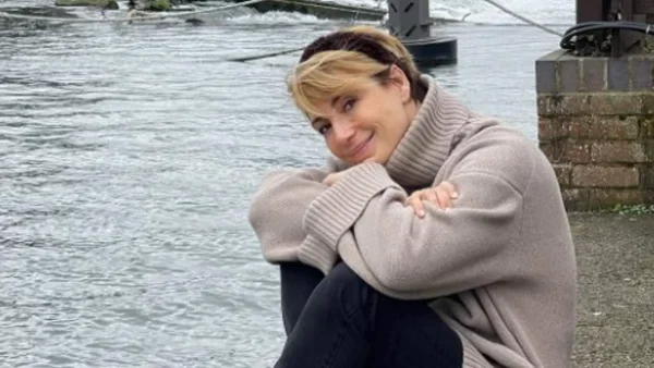 Λιώνει στην αγκαλιά του - Η τρυφερή φωτογραφία της Ευδοκίας Ρουμελιώτη με τον γιο της δίπλα στη θάλασσα