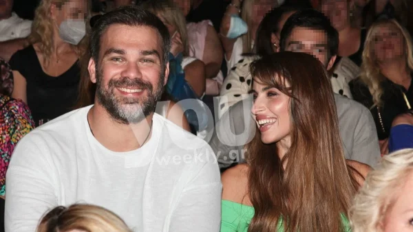 Ιωάννα Σαρρή - Γιώργος Σαμπάνης: Χαμογελαστοί και σε τρυφερό τετ - α - τετ σε συναυλία της Μαρινέλλας
