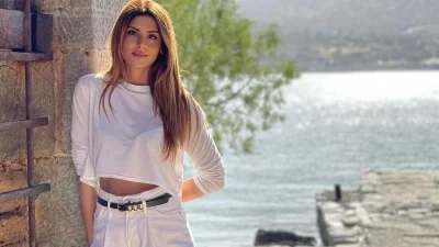 Με πολύ αποκαλυπτικό τιρκουάζ ολόσωμο - Η Ανθή Σαλαγκούδη αποκάλυψε το πρόσωπο που τη φωτογράφησε στη Χαλκιδική
