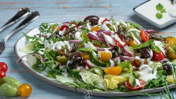 Σαλάτα 10 λεπτών με σάλτσα φέτας και ντοματίνια - Θα σε δροσίσει και θα σε χορτάσει