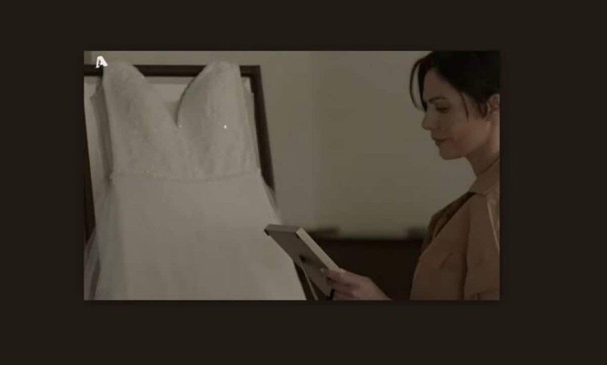 Η Βασιλική κρατά μια κορνίζα καθώς θαυμάζει το νυφικό της στο Σασμό