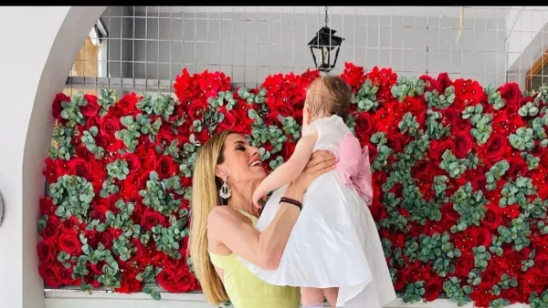 Χαμόγελα και βλέμματα μέσα στα μάτια - Η χαρά της Ντορέττας Παπαδημητρίου με την μικρή της ανιψιά δε κρύβεται με τίποτα