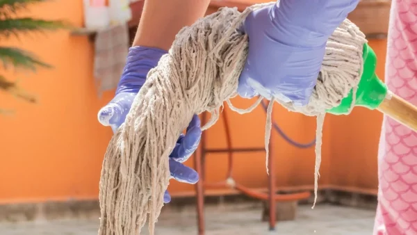 Βούτηξε την σφουγγαρίστρα σε μαγειρική σόδα με ξύδι και... - Αδιανόητο αυτό που θα συμβεί