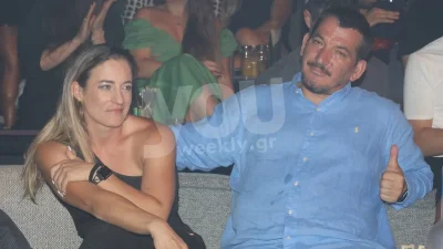 Τον είχε πιάσει από το λαιμό και του σιγοτραγουδούσε στο αυτί - Τα "έσπασαν" ο Πύρρος Δήμας και η Αφροδίτη Σκαφίδα στα μπουζούκια
