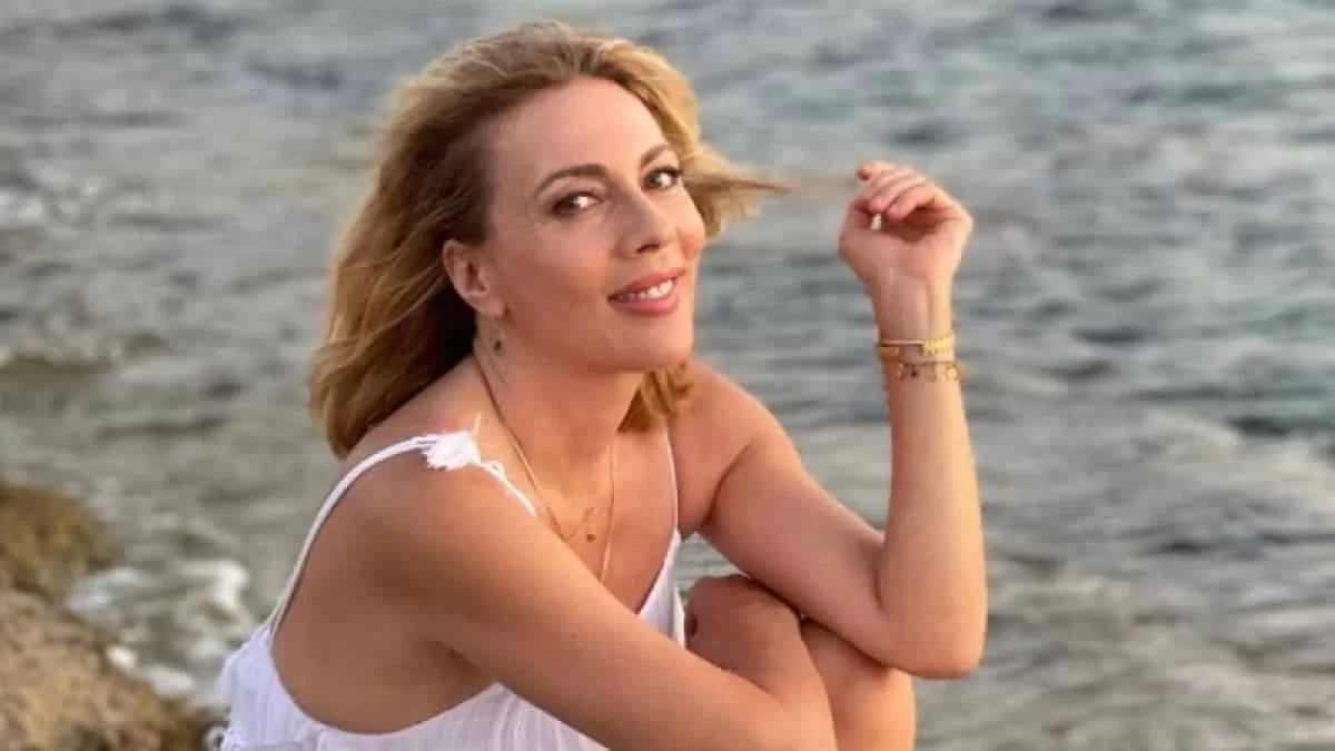 Χωρίς ρετούς και ίχνος μακιγιάζ - Η φωτογραφία της Σμαράγδας Καρύδη από τις διακοπές της στη Σύμη