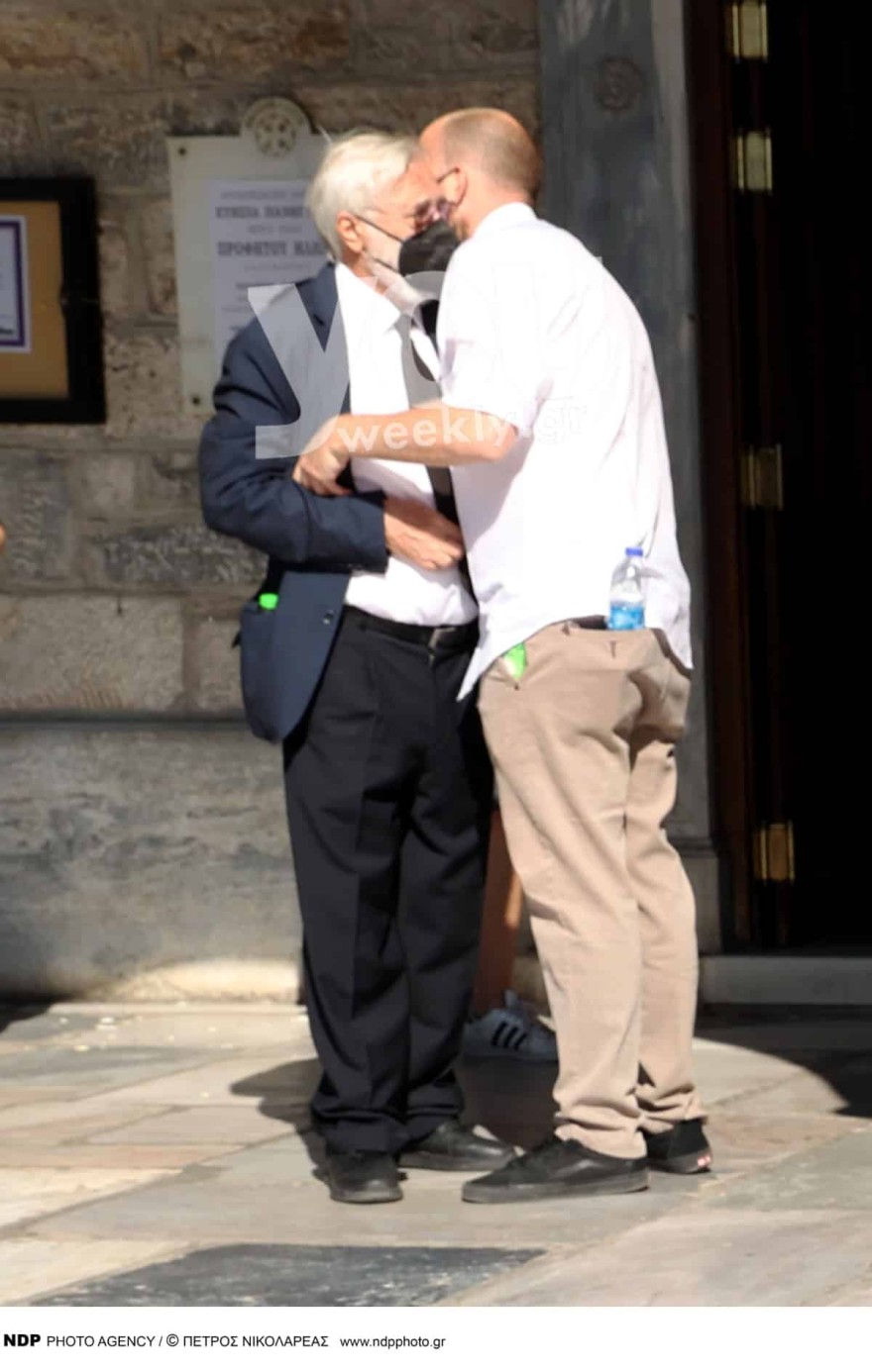 Απαρηγόρητος ο Γιάννης Σμαραγδής στην κηδεία της αγαπημένης του συζύγου