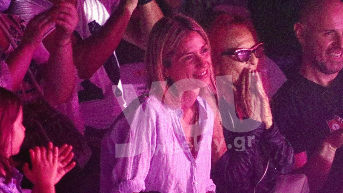 "Τα έσπασε" η Σοφία Καρβέλα μαζί με τον μικρό της γιο στη συναυλία της Άννας Βίσση