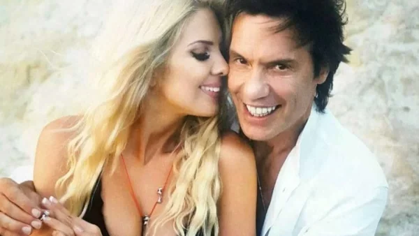 Σοφία Μαριόλα: Με αστραφτερό φούξια μπικίνι μοιράστηκε τις πρώτες καλοκαιρινές της βουτιές