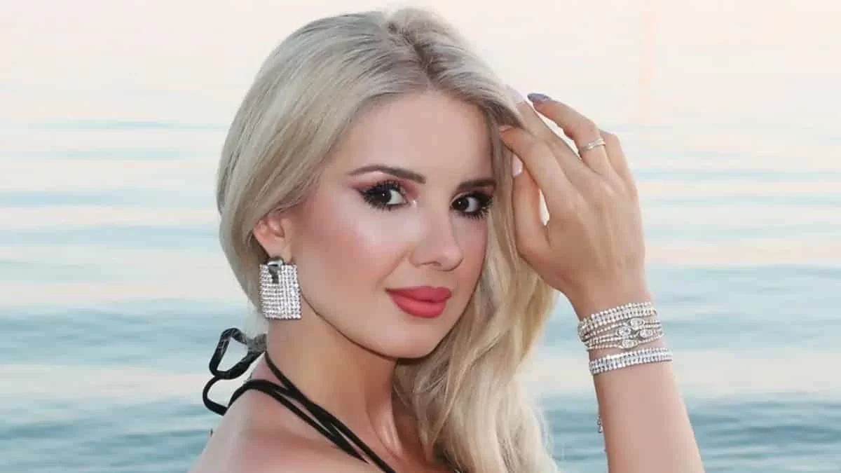 Με σκίσιμο ως το μπούτι και πούπουλα στο ανοιχτό της ντεκολτέ - Η εκρηκτική εμφάνιση της Σοφία Μαριόλα στη Σκόπελο