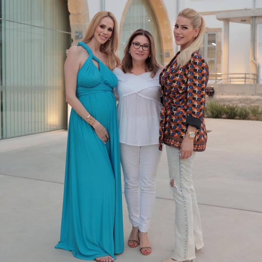 Η Στέλλα Δημητρίου με συγγενείς και φίλους στο baby shower