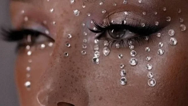 Στρας στο μακιγιάζ ματιών - Τόλμησε το