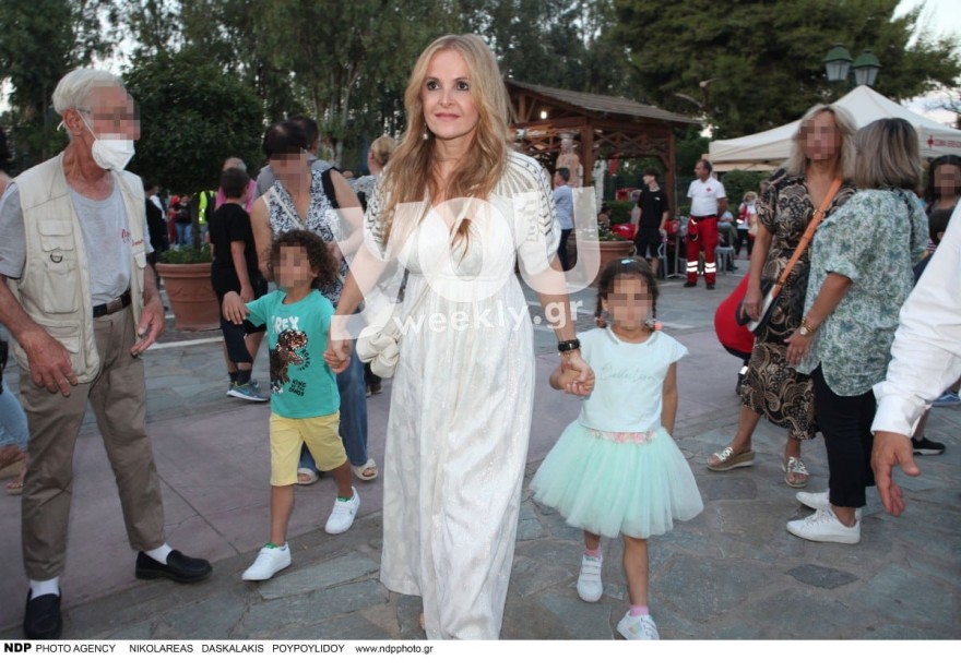 Η σύζυγος του Ξαρχάκου με τα παιδιά τους