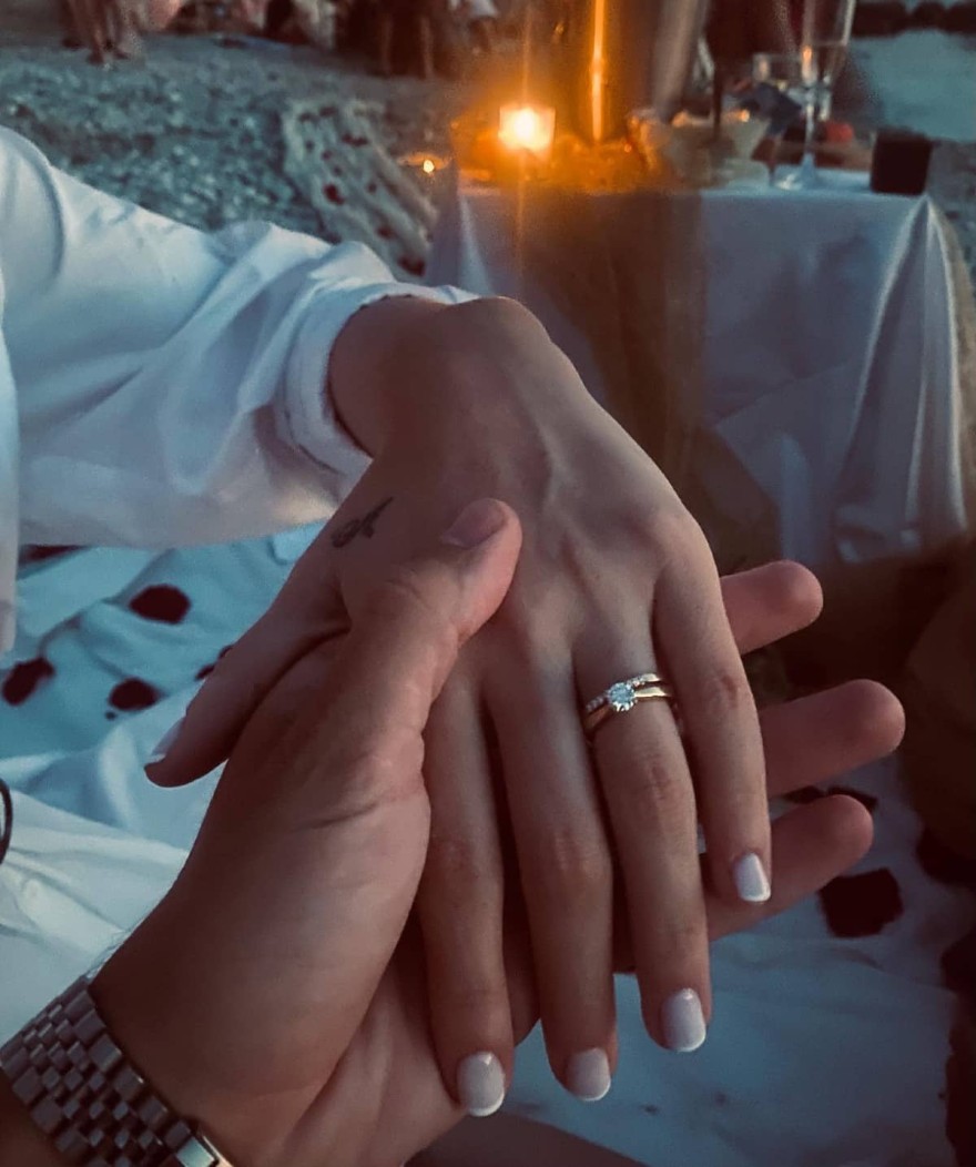 Το μονόπετρο που πρόσφερε στην Τάμτα Μαστοράκη ο σύντροφός της