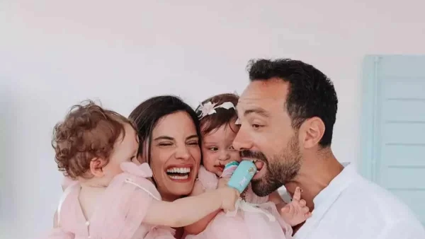 Στιγμές ευτυχίας για την Χριστίνα Μπόμπα - Απολαμβάνει το πρωινό της με τις δίδυμες