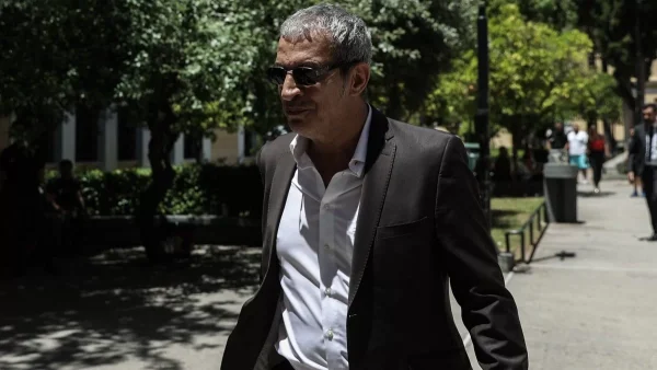 Με γυαλιά ηλίου και γοργό βήμα - Η άφιξη του Αδαμαντίδη στα δικαστήρια της Ευελπίδων