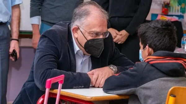 Κατέβηκε άρον άρον από το βήμα - Καρέ καρέ το βίντεο με την αδιαθεσία του Θεοδωρικάκου στη Βουλή