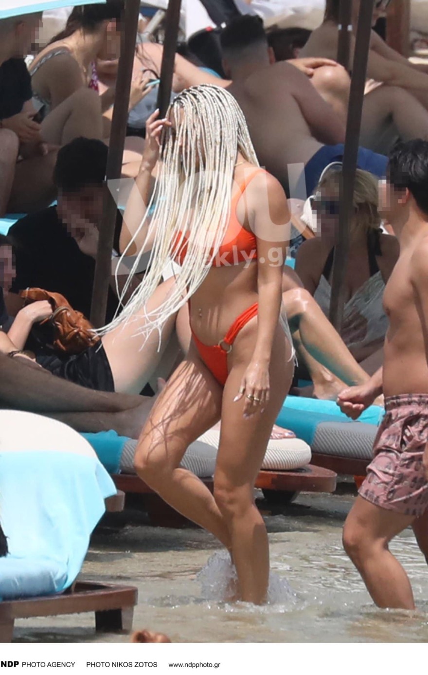 Η Τούνη με άκρως εντυπωσιακό μαγιό στη Μύκονο