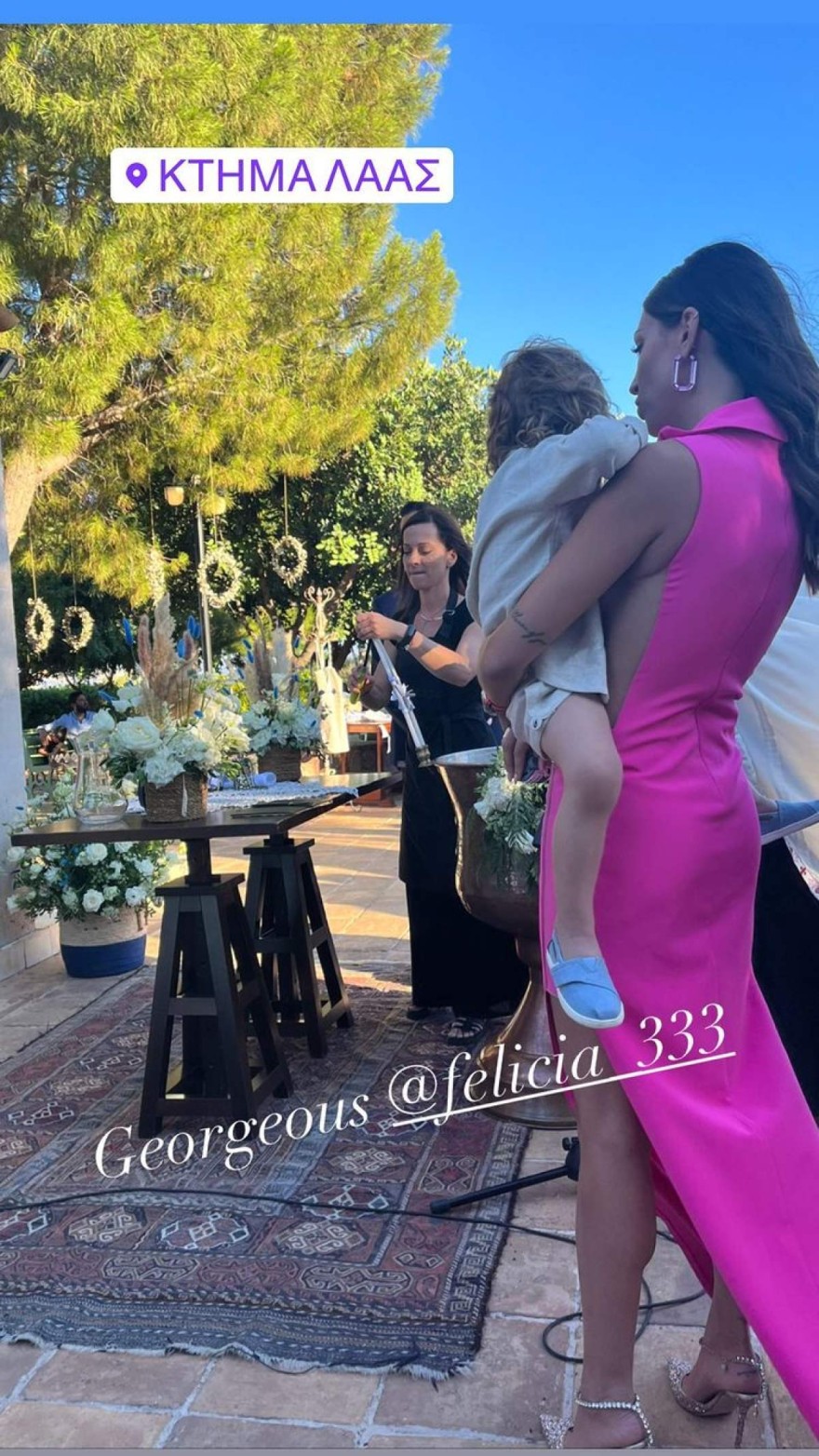 Η Φελίσια Λαπάτη με το φούξια φόρεμα στη βάπτιση